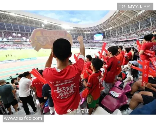 四二五体育会与火炬队的激烈对决引发球迷热情高涨