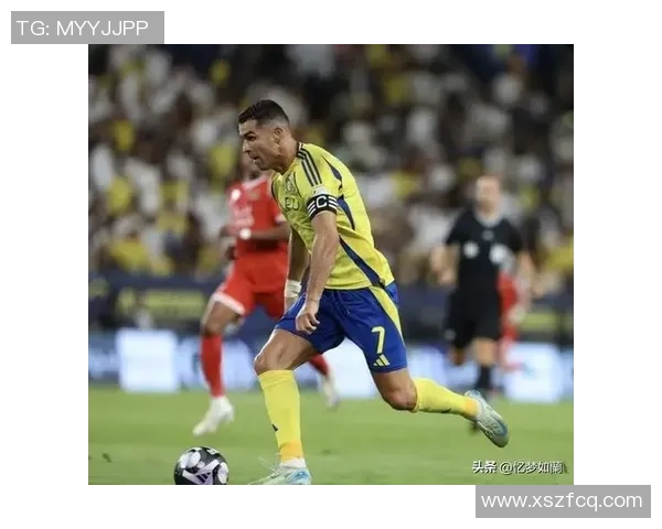 球迷疯狂冲入赛场竟抢走C罗球衣引发热议与争议